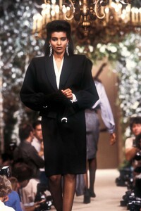 83328795_YvesSaintLaurent1985HauteCouture62.thumb.jpg.e690e2aa94feae5e23b3fc65e1ebe50f.jpg