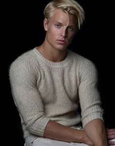 8355a95bd36d8aacded2d5bb23efd672--male-models-cardigan.jpg