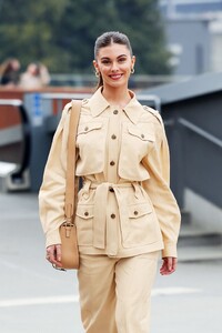 890638789_AlbertaFerretti-OutsideArrivals-MilanFashionWeekWomenswearFallWinter2023-2024.thumb.jpg.ce56848fa5d74e17509b4f64b9fc4717.jpg