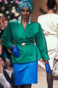 918099354_YvesSaintLaurent1990HauteCouture4.thumb.jpg.d6d3c8395a857d72a47ed837942dfc77.jpg