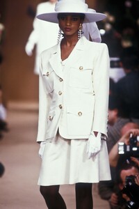 941800795_YvesSaintLaurent1990HauteCouture83.thumb.jpg.c4190aeef63c17461096c377da035461.jpg