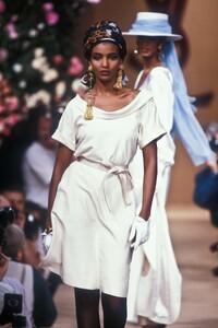 95301156_YvesSaintLaurent1990HauteCouture98.thumb.jpg.a215c4726dec72185b484b38160a0ed7.jpg