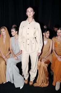 953423929_AlbertaFerretti-FrontRow-MilanFashionWeekWomenswearFallWinter2023-2024(2).thumb.jpg.b0f0df499b70b89904e95f5e824523a2.jpg
