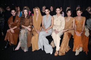 971839828_AlbertaFerretti-FrontRow-MilanFashionWeekWomenswearFall-Winter2023-2024.thumb.jpg.beefd6680138e4e57db86e39b00e0648.jpg