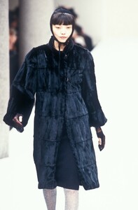 979743144_Fendi1995WomenRTW3.thumb.jpg.0368c6dc3130de553f3f21147cd67434.jpg