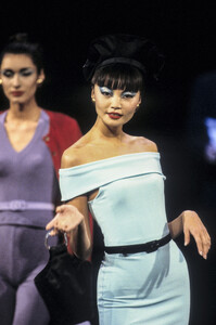 986220483_BetseyJohnson1996WomenRTW97.thumb.jpg.68459f2fbe7fb62924290dec2137c2ed.jpg