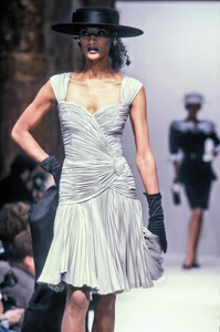 994583373_JeanLouisScherrer1987HauteCouture19.thumb.jpg.3d45cca991dcef13e139d0959ace220e.jpg