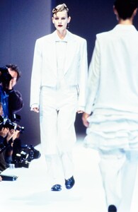 COMME-DES-GARCONS-SPRING-1995-RTW-15-EMMA-BALFOUR-CN10043529.jpg