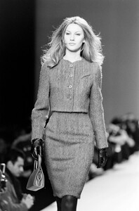 Carolina-Herrera-FW-1996-1.thumb.jpg.261fced901fa7fa187502b172db6558f.jpg