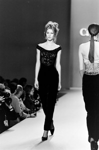 Carolina-Herrera-FW-1996-10.thumb.jpg.6b1006bd98f7e03d0dcdfe67ed6ba6a1.jpg