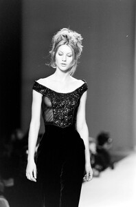 Carolina-Herrera-FW-1996-12.thumb.jpg.847b2aec623fe0f0724c64602ca0e9c2.jpg