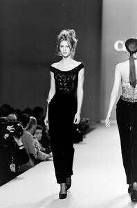 Carolina-Herrera-FW-1996-13.thumb.jpg.abaad25067a3fb41764a3a9f5340e3de.jpg