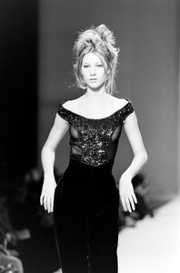 Carolina-Herrera-FW-1996-15.thumb.jpg.9cbae4c3b5500ff9994972899f59ca72.jpg