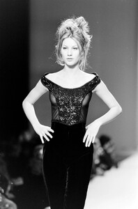 Carolina-Herrera-FW-1996-16.thumb.jpg.3da388c3f667b6af8ebf5ca07de88338.jpg