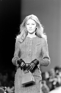 Carolina-Herrera-FW-1996-2.thumb.jpg.af9318c4389816e9e2965631e7f3e6af.jpg