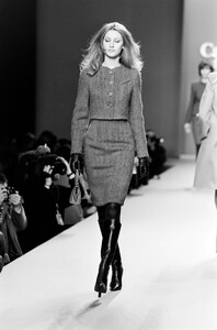 Carolina-Herrera-FW-1996-3.thumb.jpg.fed6015fdf64845cf8b8a1c90321d1c6.jpg