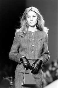 Carolina-Herrera-FW-1996-4.thumb.jpg.a2e005a170060f3ac4e93948e5130f13.jpg