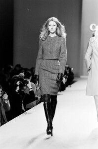 Carolina-Herrera-FW-1996-5.thumb.jpg.cce0ba5bdf69488e69b3a4aec27ee66c.jpg