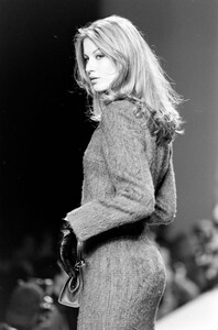 Carolina-Herrera-FW-1996-6.thumb.jpg.98eb67338eef975b5d9cb5c4e5cc6661.jpg