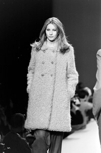 Carolina-Herrera-FW-1996-7.thumb.jpg.c90bbdb07250725bfeb2c161b69046e8.jpg