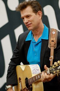 Chris_Isaak_at_NAMM_1_25_2014_-15_(12243161146).jpg