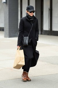 Elizabeth-Olsen---Stopping-by-her-local-grocery-store-in-New-York-01.jpg