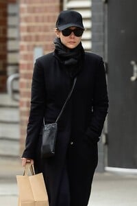 Elizabeth-Olsen---Stopping-by-her-local-grocery-store-in-New-York-07.jpg