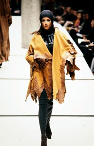 Fendi-FW-92-11.thumb.jpg.16516b0e0fcc23767012c0ff9a6c8c43.jpg