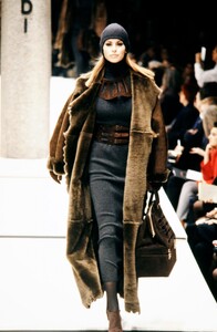 Fendi-FW-92-2.thumb.jpg.8c67ecf176e6d4cdacee08a53fa7d8a5.jpg