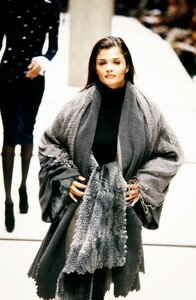 Fendi-FW-92-28.thumb.jpg.02624ae12f9cdbdbdaff8b53a1d660e9.jpg