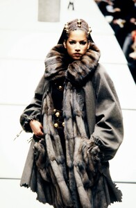 Fendi-FW-92-3.thumb.jpg.f197c4a295c5025da8f9f62eabc76552.jpg