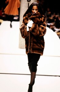 Fendi-FW-92-6.thumb.jpg.c8c7b4fd08498fc98bc46b7397e5e296.jpg