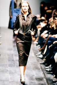 Fendi-FW-98-7.thumb.jpg.fb73a44b1ee00bb308cba0e0a96ff63b.jpg