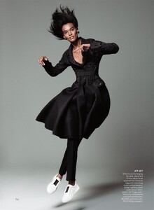 Hustle_Sims_US_Vogue_September_2015_03.thumb.jpg.4a625259bfaa42f4e1e9649f2f349a0c.jpg