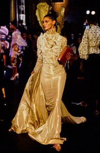 JOHN-GALLIANO-SPRING-1996-RTW-068.jpg