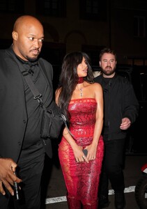 Kim-Kardashian---In-a-red-ensemble-at-the-Dolce-Gabbana-party---Fashion-Week-in-Milan-09.jpg