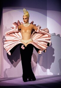 THIERRY-MUGLER-FALL-1995-RTW-103-SIMONETTA-GIANFELICE.jpg