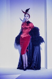 THIERRY-MUGLER-FALL-1995-RTW-41-SIMONETTA-GIANFELICE.jpg