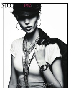Vogue-France-2011-10-dragged-4.thumb.jpg.08e247e9d61d4a5a645f94b35e1a5cf1.jpg