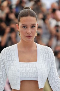 adele-exarchopoulos-at-smoking-causes-coughing-photocall-at-2022-cannes-film-festival-05-21-2022-1.jpg
