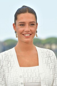 adele-exarchopoulos-at-smoking-causes-coughing-photocall-at-2022-cannes-film-festival-05-21-2022-11.jpg