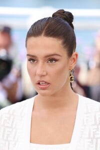 adele-exarchopoulos-at-smoking-causes-coughing-photocall-at-2022-cannes-film-festival-05-21-2022-5.jpg