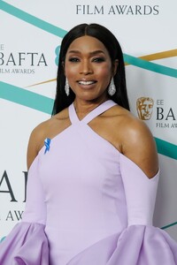 angela-bassett-burberry-show-at-london-fashion-week-02-20-2023-3.jpg