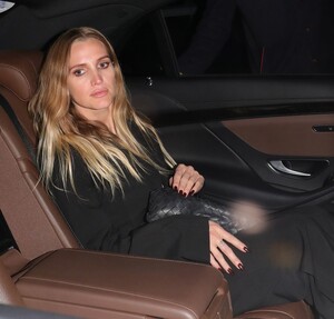 ashlee-simpson-and-evan-ross-leaves-chiltern-firehouse-in-london-06-29-2022-2.thumb.jpg.7c2008b9324304266fdca99363437714.jpg