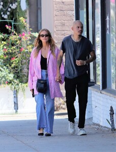 ashlee-simpson-and-evan-ross-out-in-los-angeles-08-22-2022-0.thumb.jpg.ededcef7eb57eb1a56c98005ec1987df.jpg