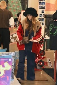 ashlee-simpson-and-evan-ross-out-shopping-in-studio-city-12-27-2022-0.jpg