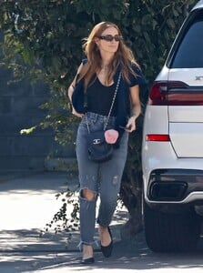 ashlee-simpson-arrives-for-lunch-in-studio-city-09-30-2022-2.jpg