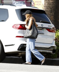 ashlee-simpson-out-and-about-in-los-angeles-10-17-2022-0.jpg