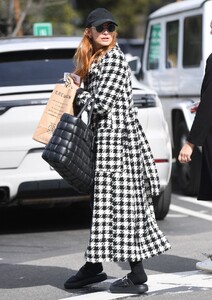 ashlee-simpson-out-for-lunch-with-a-friend-in-los-angeles-02-19-2023-0.jpg