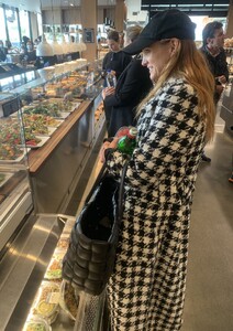ashlee-simpson-out-for-lunch-with-a-friend-in-los-angeles-02-19-2023-2.jpg